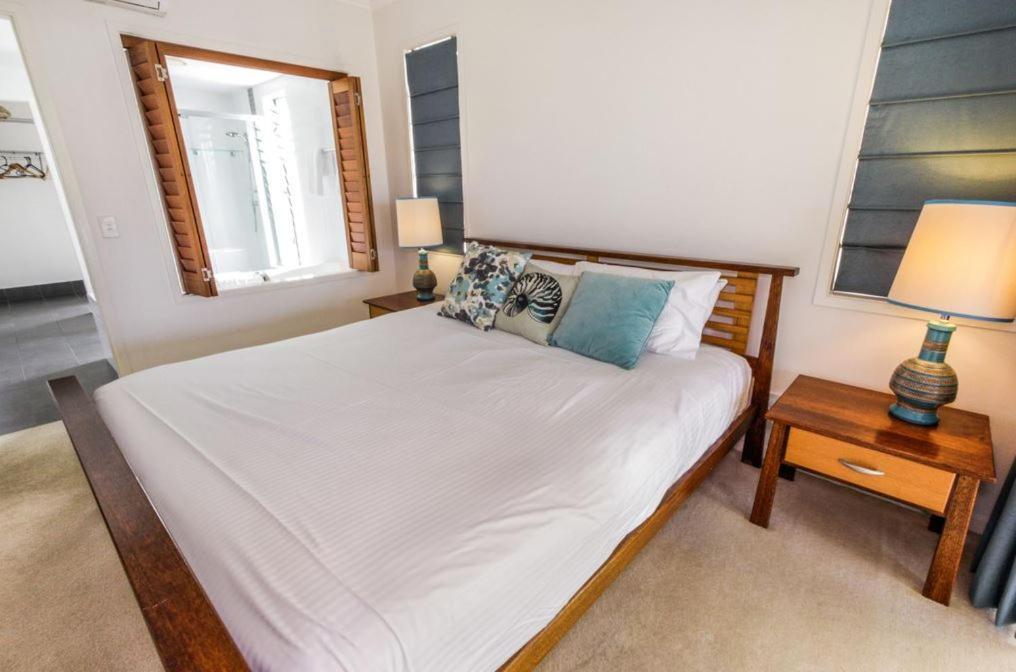 Island Views Beachfront Apartments ปาล์มโคฟ ภายนอก รูปภาพ