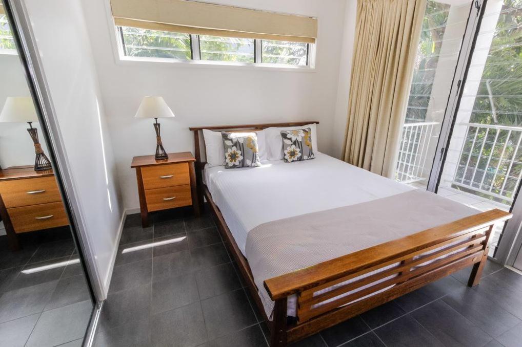 Island Views Beachfront Apartments ปาล์มโคฟ ภายนอก รูปภาพ