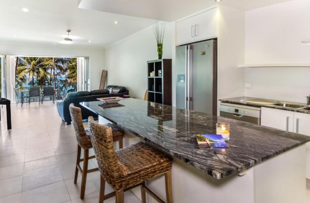 Island Views Beachfront Apartments ปาล์มโคฟ ภายนอก รูปภาพ