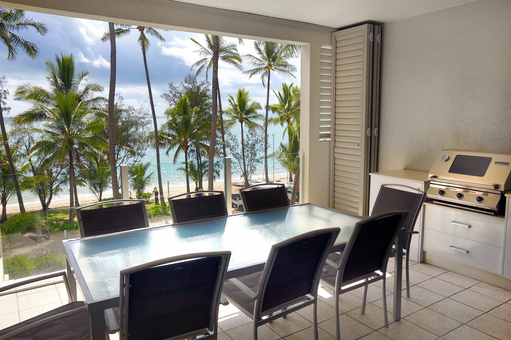 Island Views Beachfront Apartments ปาล์มโคฟ ภายนอก รูปภาพ
