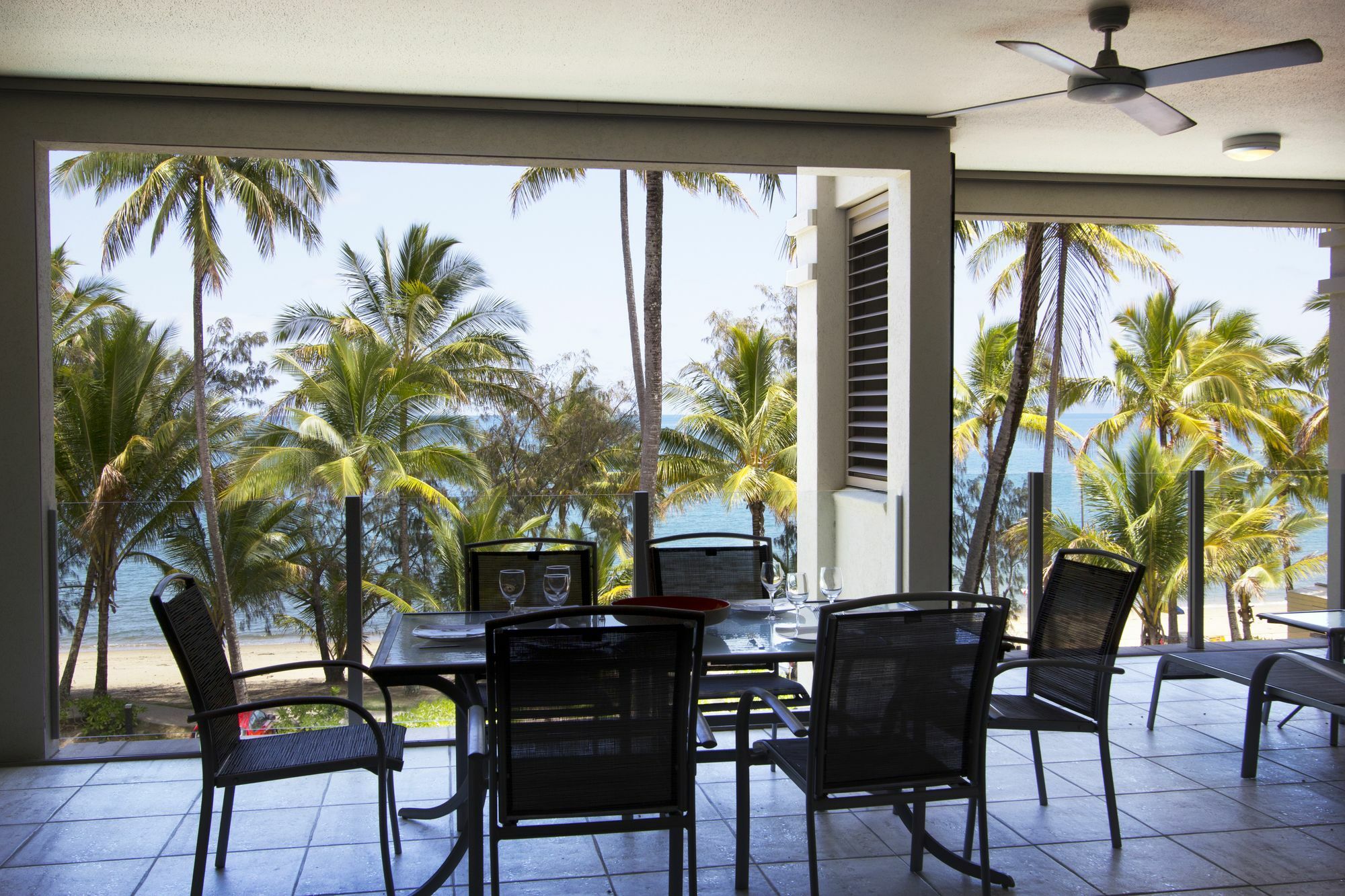 Island Views Beachfront Apartments ปาล์มโคฟ ภายนอก รูปภาพ