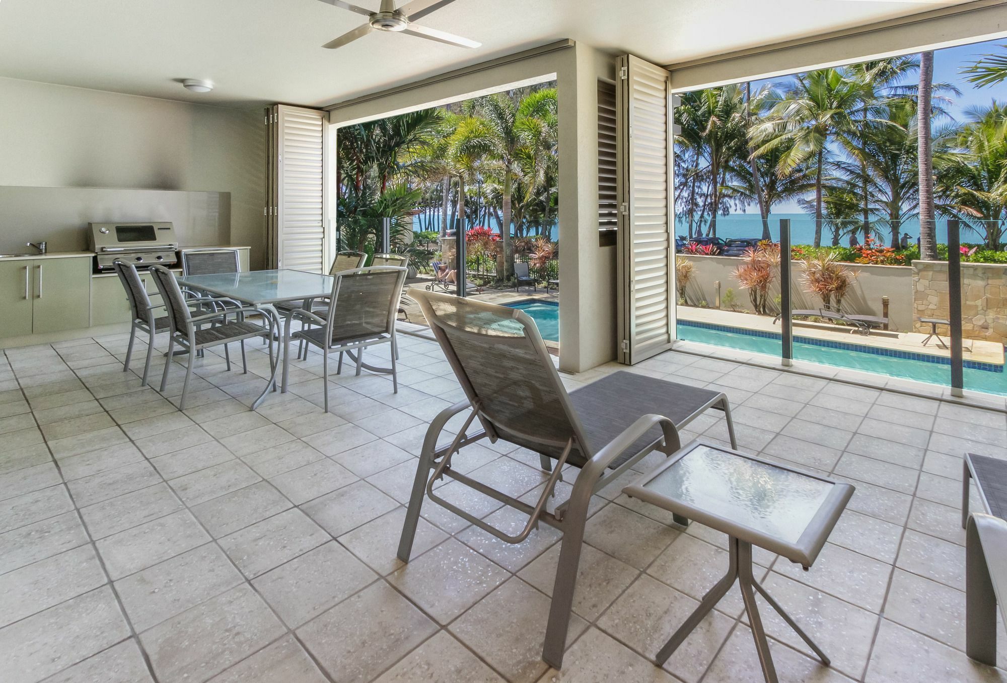 Island Views Beachfront Apartments ปาล์มโคฟ ภายนอก รูปภาพ